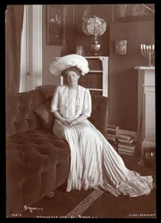 Ethel Barrymore sitzt im Wohnzimmer, 1902 oder 1903